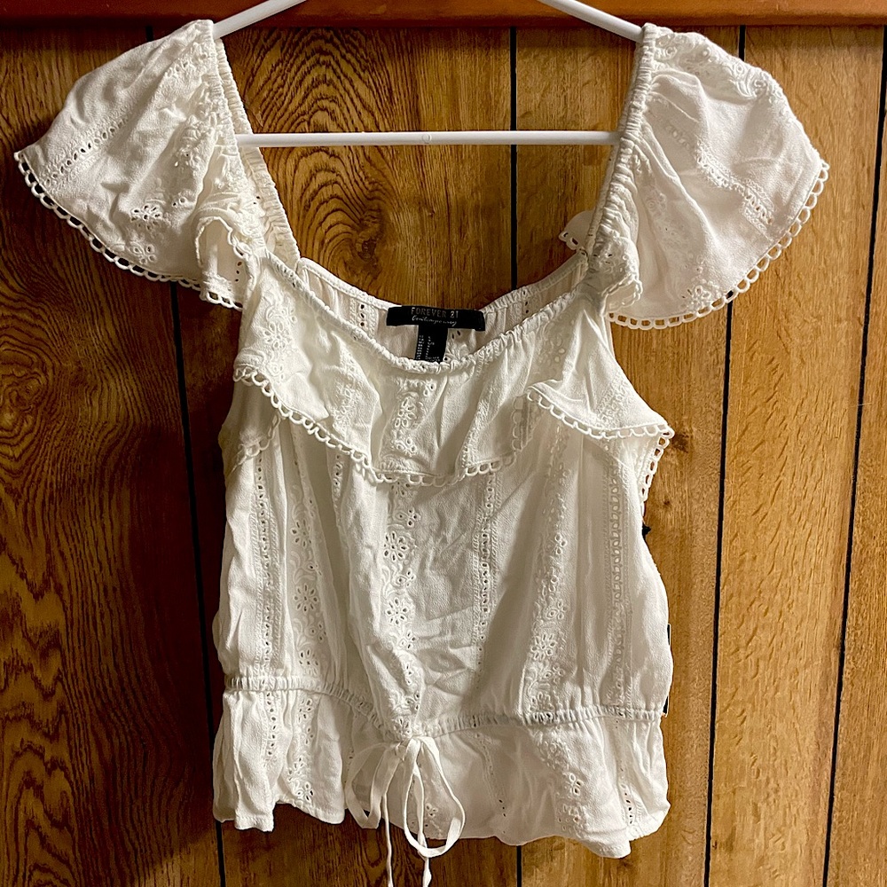 Adorable flowy white summer top 🤍
